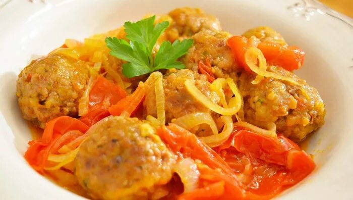Капуста с тефтелями рецепт с фото Stewed meatballs with tomatoes and onions - Detailed recipes with photos.