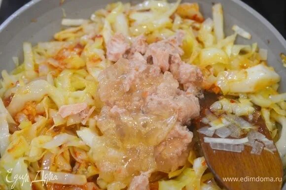 Капуста с тушенкой рецепт с фото Тушеная капуста с томатной пастой на сковороде пошагово