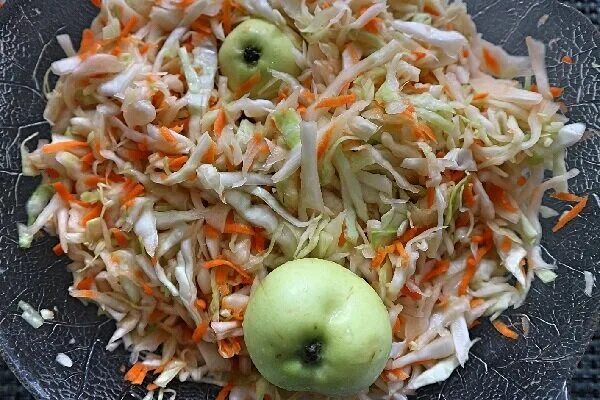 Капуста с яблоками рецепт с фото Простая квашеная капуста с яблоками Мама Люба Дзен