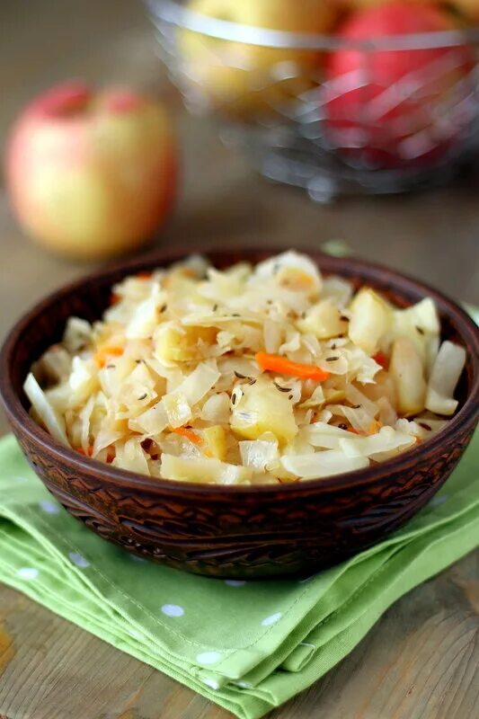 Капуста с яблоками рецепт с фото Капуста, тушенная с яблоками (№ 918)