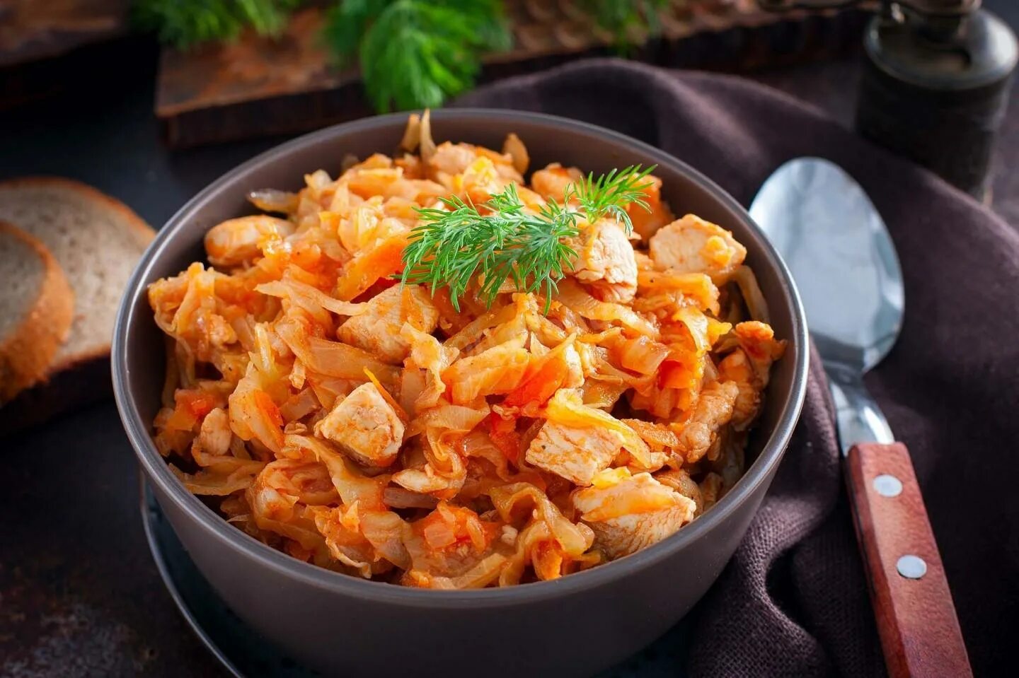 Капуста тушеная на сковороде фото Тушеная куриная грудка с капустой на сковороде рецепт фото пошагово и видео - 10