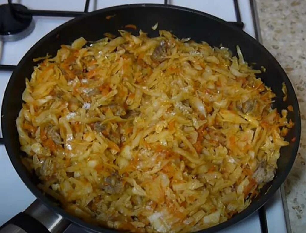 Капуста тушеная на сковороде фото Капуста с мясом на сковороде - CoffeePapa.ru