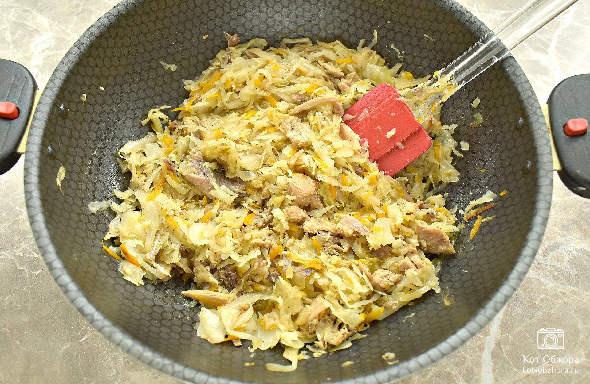 Капуста тушеная на сковороде фото Картинки КАПУСТА С ТУШЕНКОЙ В КАСТРЮЛЕ