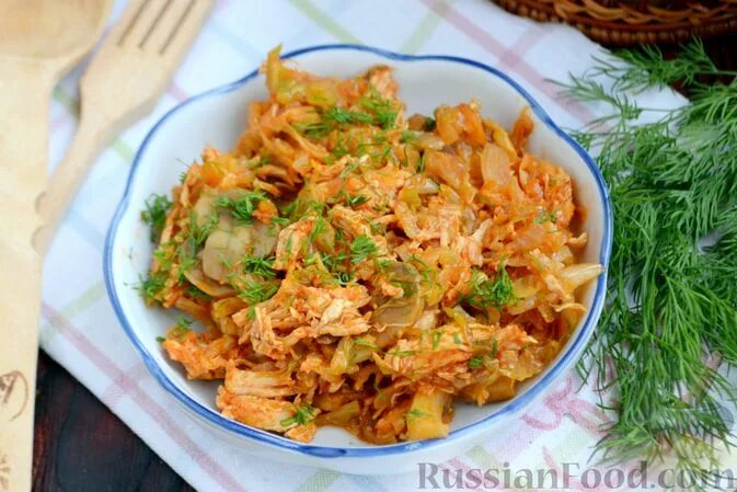 Капуста тушеная рецепты очень вкусно фото Рецепт: Тушеная капуста с грибами и курицей, в томатном соусе на RussianFood.com