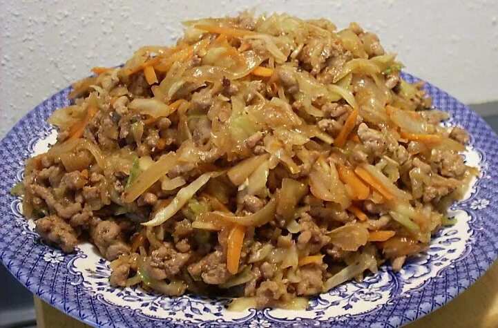Капуста тушеная с фаршем с фото Asian Pork & Cabbage Skillet Dinner Comida, Comida saludable, Atkins