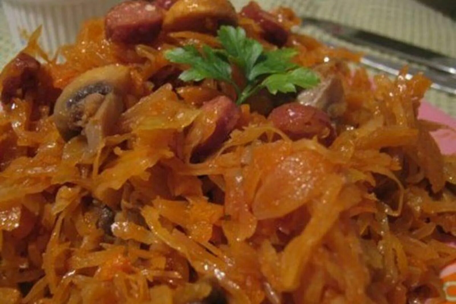 Капуста тушеная с грибами фото Тушеная капуста с колбасками и грибами