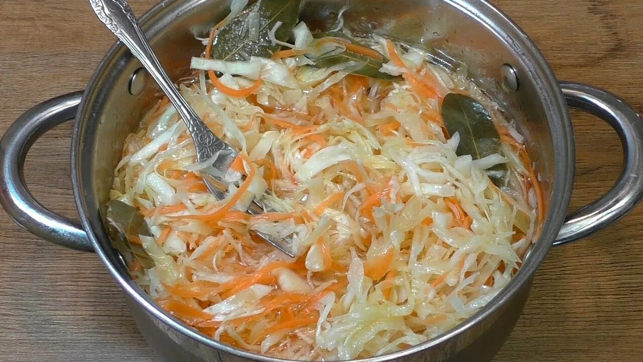 Капуста заливается горячим маринадом рецепт с фото Маринованная КАПУСТА просто восторг! Хрустящая, сочная и очень вкусная. Быстрый 