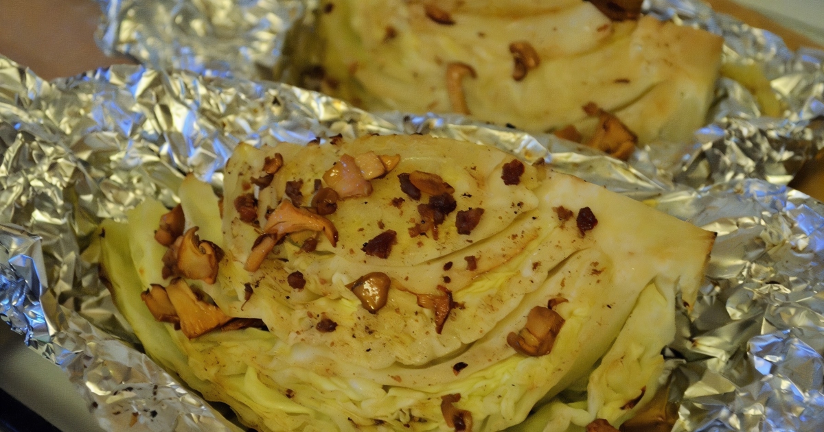 Капуста запеченная в духовке фото Запеченная капуста с беконом и лисичками рецепт - Европейская кухня: Закуски. "Е