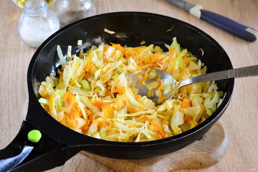 Капуста жареная на сковороде рецепт с фото Жареные пирожки "как пух" на кефире - пошаговый рецепт с фото на Повар.ру
