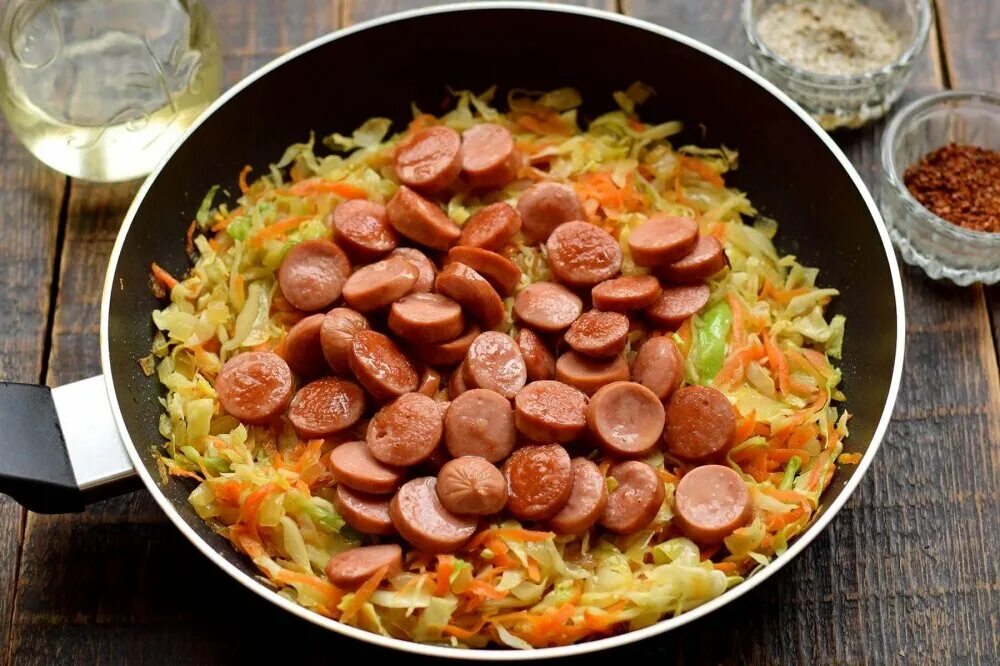Капуста жареная с сосисками фото рецепт Капуста тушеная с сосисками CoffMachines.ru