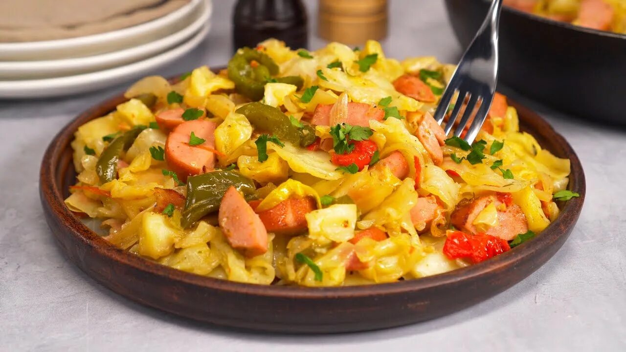 Капуста жареная с сосисками фото рецепт ЖАРЕНАЯ КАПУСТА С СОСИСКАМИ. Быстро, просто и очень вкусно. Рецепт от Всегда Вку