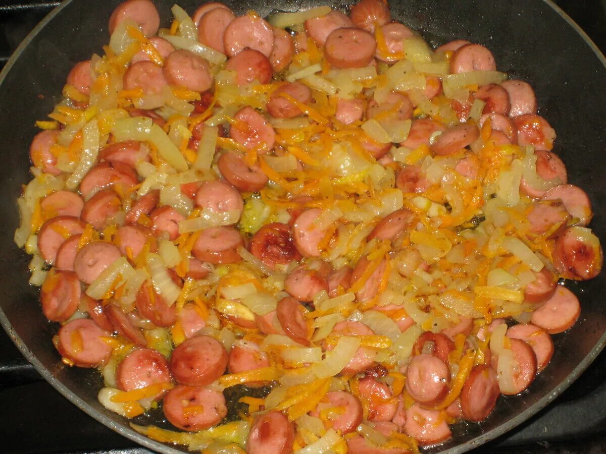 Капуста жареная с сосисками фото рецепт Домашняя квашеная капуста, тушеная с сосисками а-ля "по баварски". Пошаговый рец