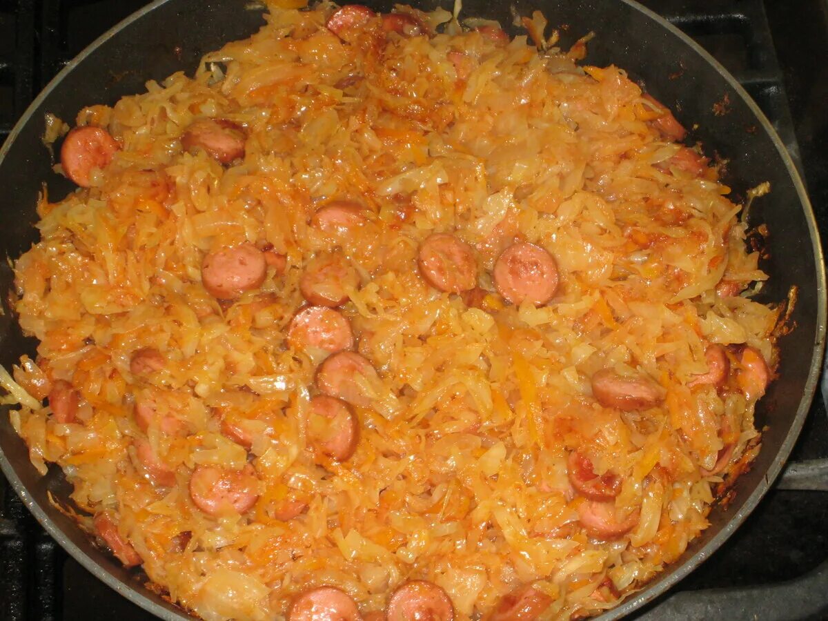 Капуста жареная с сосисками фото рецепт Домашняя квашеная капуста, тушеная с сосисками а-ля "по баварски". Пошаговый рец