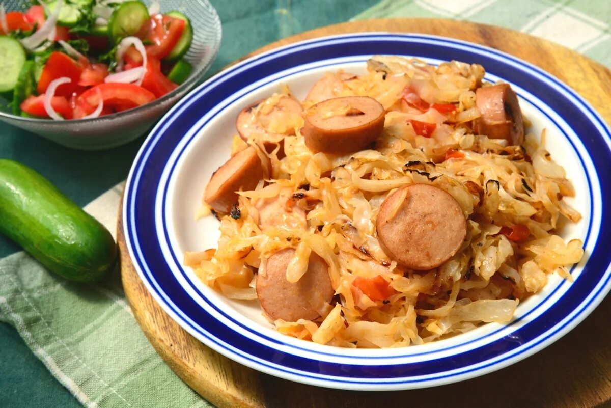 Капуста жареная с сосисками фото рецепт Жареная капуста с колбасой CoffMachines.ru