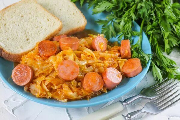 Капуста жареная с сосисками фото рецепт Тушеная капуста с сосисками по-немецки: рецепт с фото Рецепт Еда, Капуста, Тушен