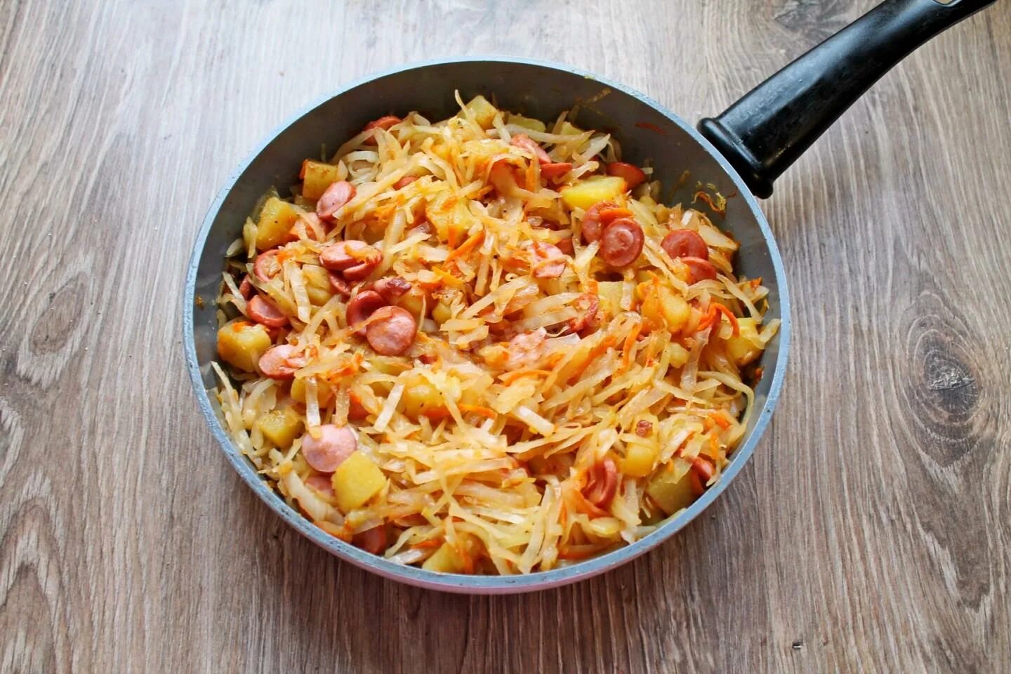 Капуста жареная с сосисками фото рецепт Тушеная капуста с картошкой и сосисками рецепт с фото пошагово - 1000.menu