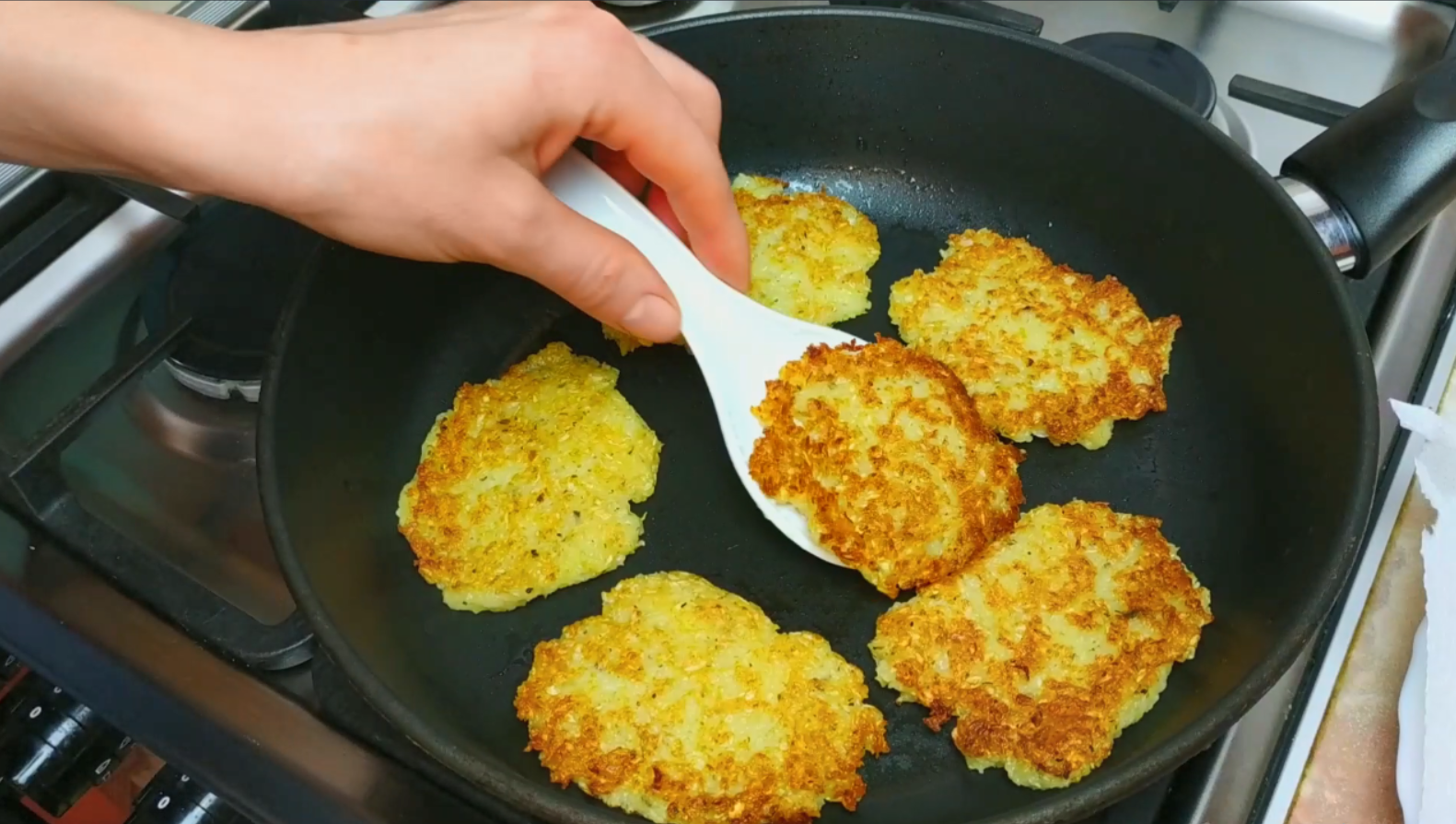 Капустные драники на сковороде рецепт с фото Когда мне хочется особенно вкусной капусты, я готовлю её с луком и мукой на сков