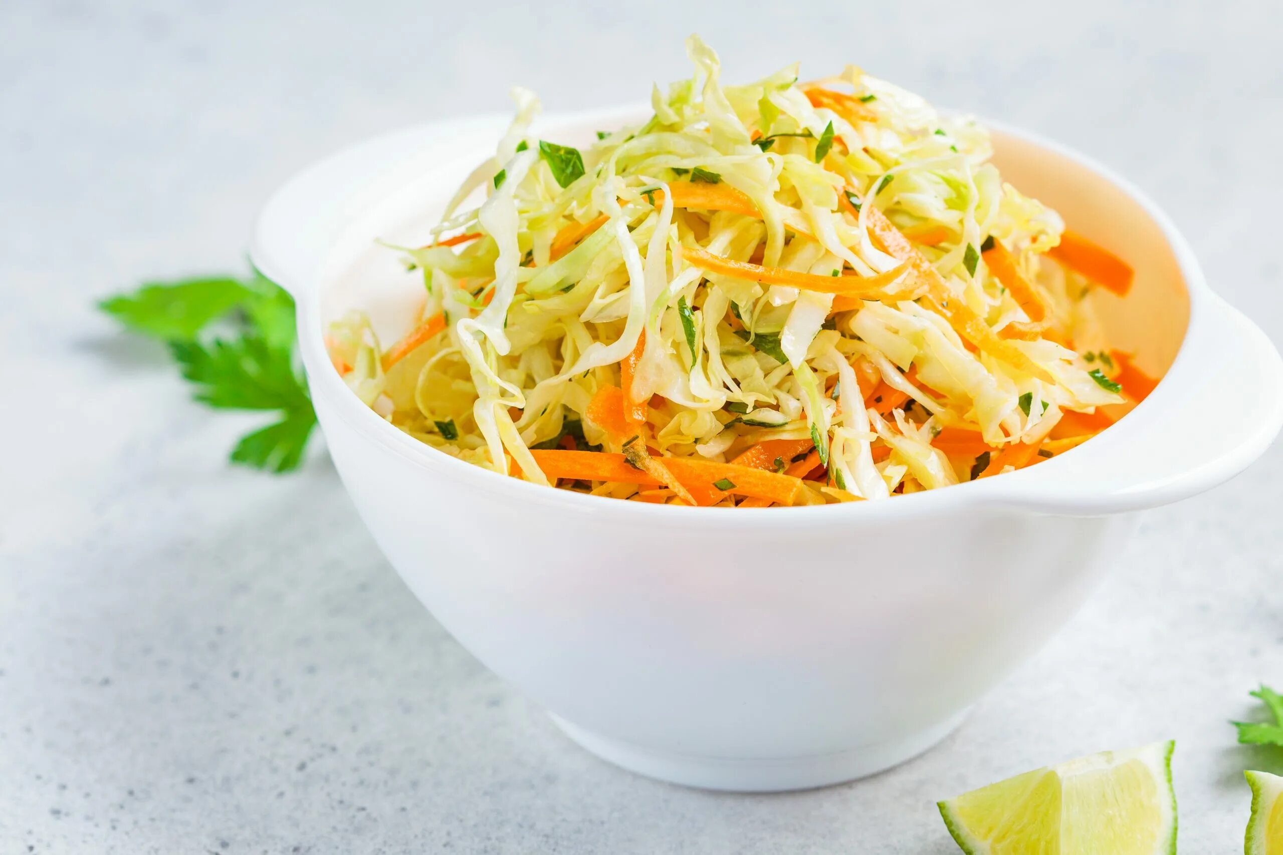 Капустный салат рецепты с фото Fresh coleslaw salad with cabbage and carrots in white bowl. - Профсоюз