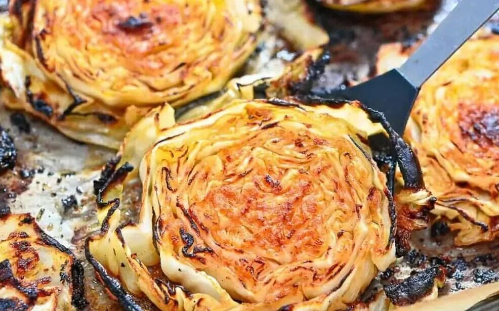 Капусты в духовке рецепты с фото Сочные и аппетитные стейки из белокочанной капусты - простой и вкусный гарнир на