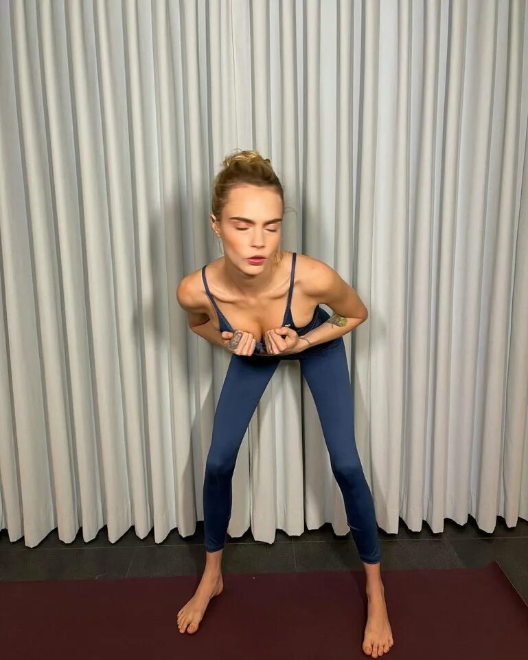 Кара делевинь 18 фото Giggling Cara Delevingne looks to be having a fun time during Puma modelling sho
