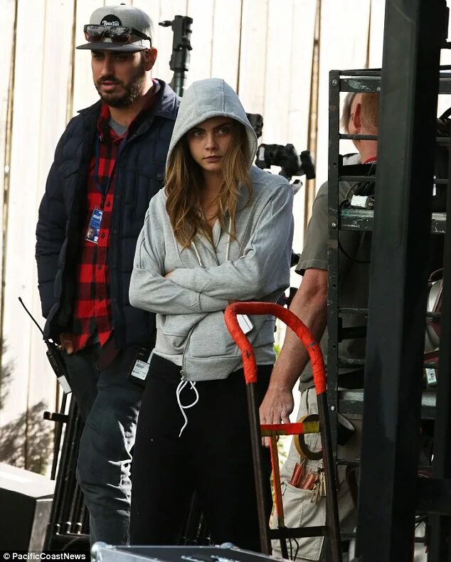Кара делевинь фото отряд Make-up free Cara Delevingne hangs around Suicide Squad set in a hoodie before t