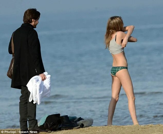 Кара делевинь фото в купальнике Cara Delevingne shows off her toned torso as she strips down for movie role Dail