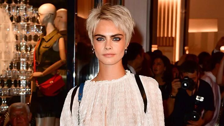 Кара делевинь с короткой стрижкой We Love Cara Delevingne’s Hair-Styling Hack for That Awkward Growing-Out Stage