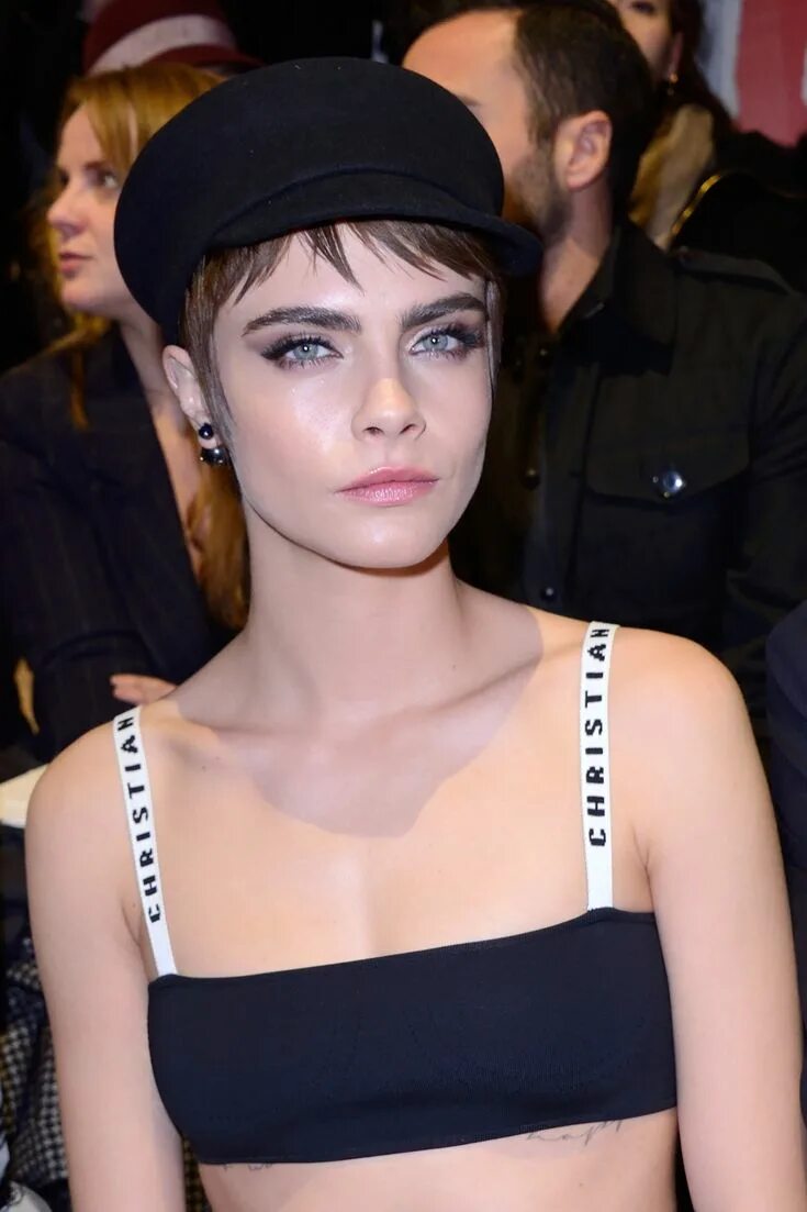 Кара делевинь стрижка каре 2018 FEBRUARY 27 - CHRISTIAN DIOR : FRONT ROW - PARIS FASHION WEEK WOMENSWEAR FA