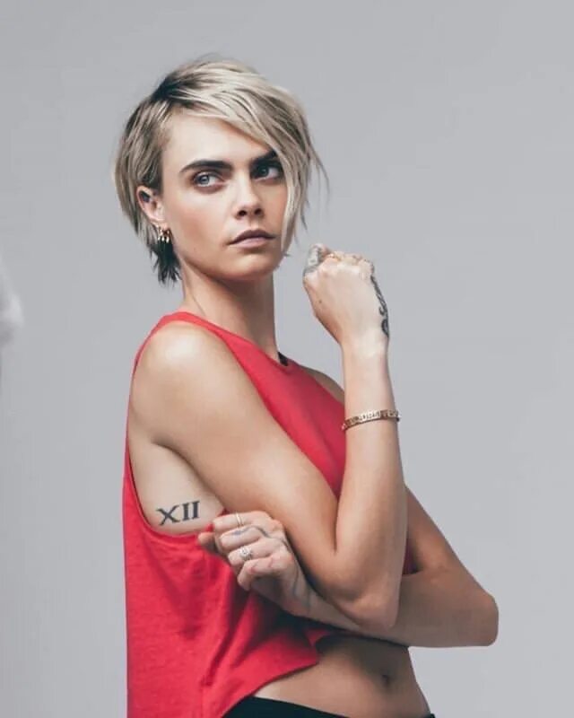Кара делевинь стрижка каре Pin af Lana på CARA DELEVINGNE Frisure, Hår og skønhed, Hår ideer