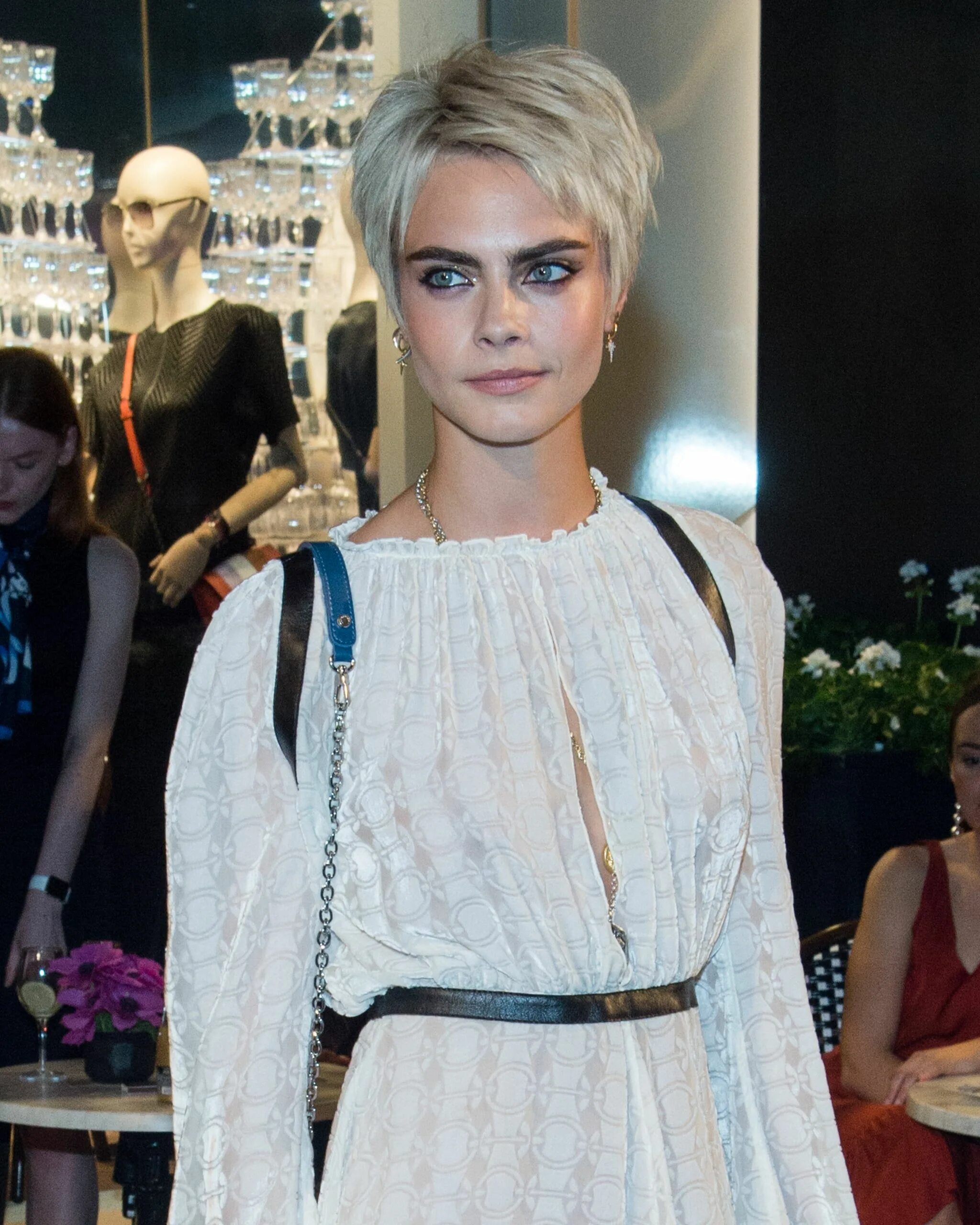 Кара делевинь стрижка каре 17 Celebrity Pixie Cuts That Might Just Convince You to Chop Off All Your Hair C