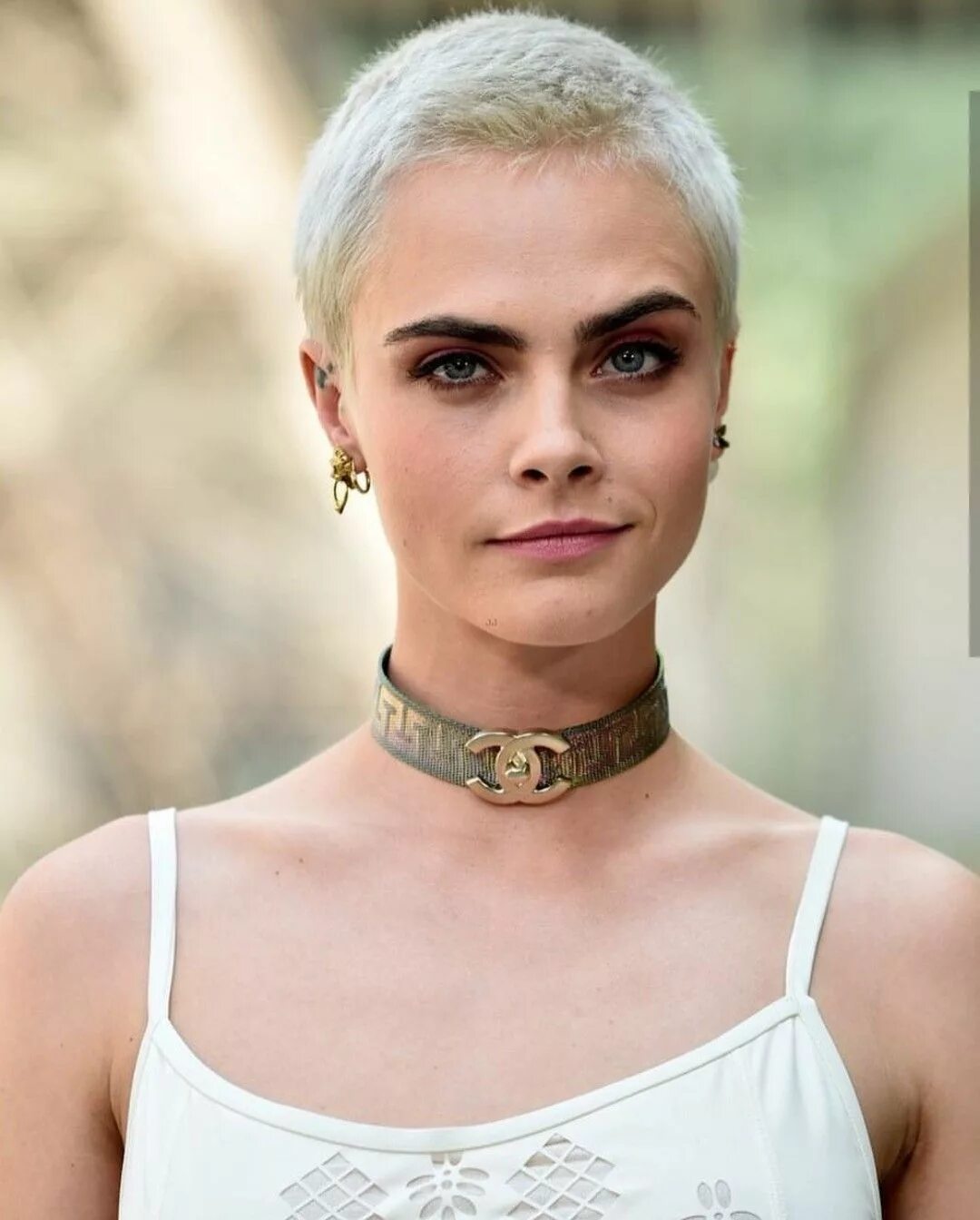 Кара делевинь стрижка каре Cara Delevigne at the Chanel Haute Couture Fall Pixie frisur, Rasierte haare, Ku