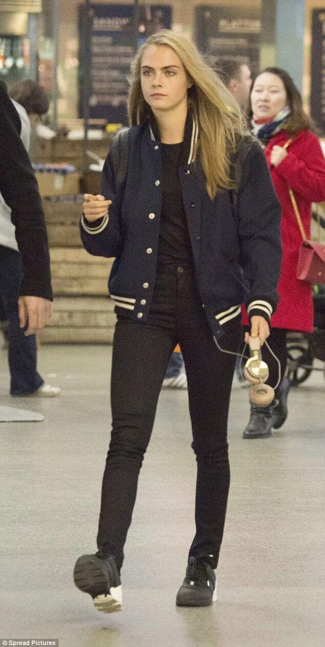 Кара делевинь в жизни фото Cara Delevingne rocks casual bomber jacket as she arrives in London Cara delevin