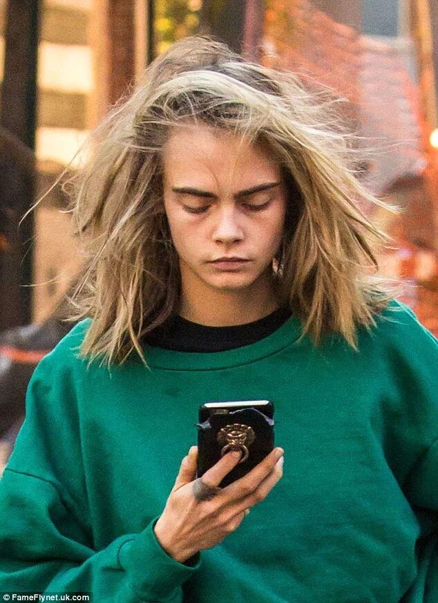 Кара делевинь в жизни фото Make-up free Cara Delevingne rocks unkempt bedhead tresses Cara delevingne, Cara