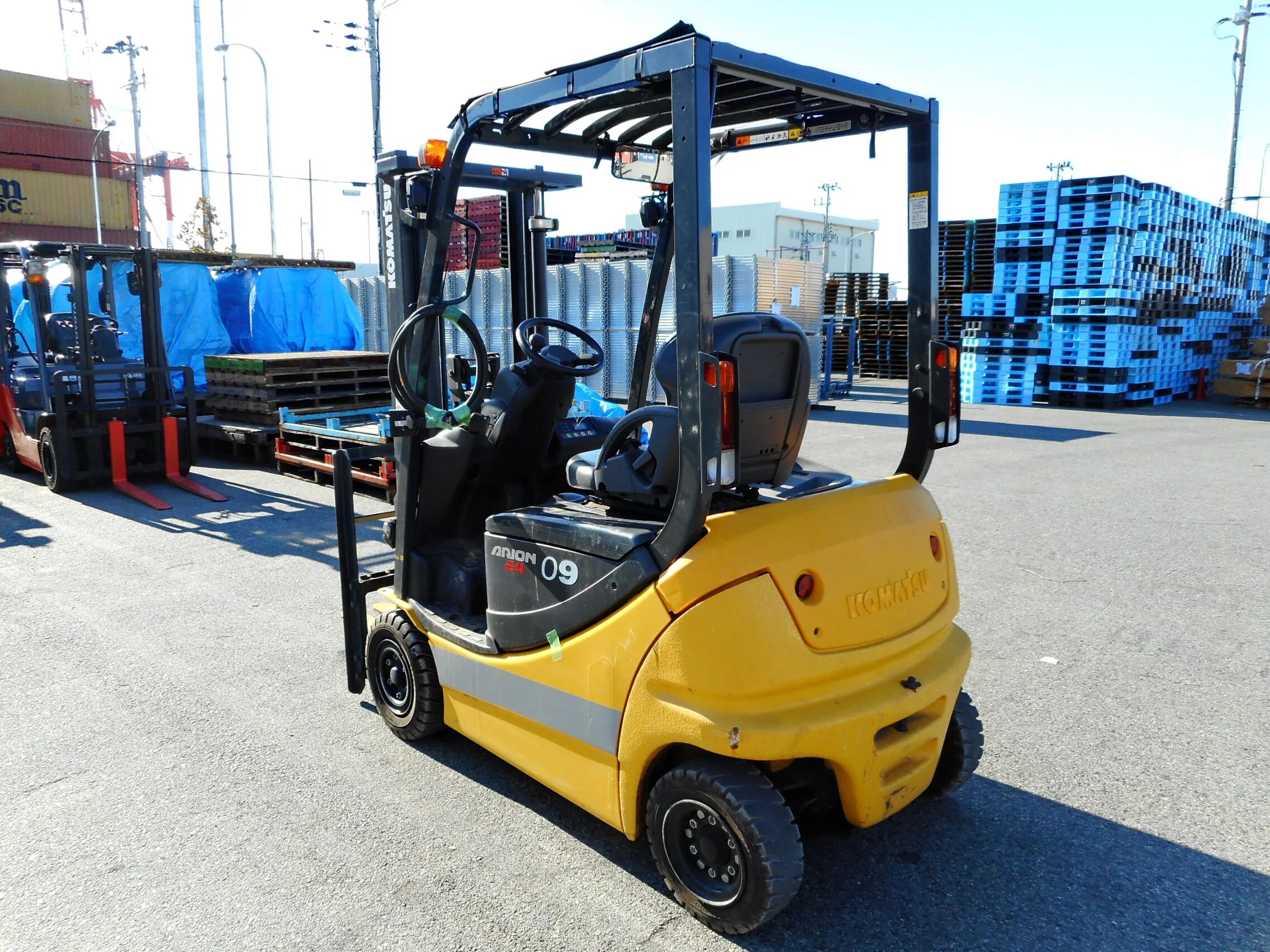 Кара техника фото Продажа KOMATSU FB09-12 (КОМАТСУ ВИЛОЧНЫЙ ПОГРУЗЧИК) по низкой цене - СИБФОРКЛИФ