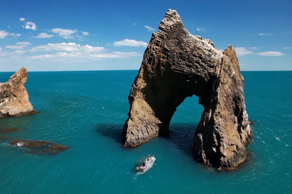 Карадаг золотые ворота фото Ночевки в палатках и "ожидание" погоды: крымский фотограф - о фильме, который оц