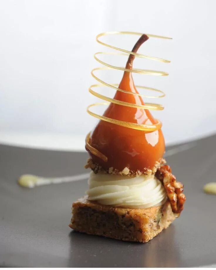 Карамелизированная груша для торта для декора Dr.Şef on Instagram: "By: @restaurantlechiberta... Poire caramel aux noix Pear c