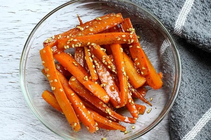Карамелизированная морковь на сковороде рецепт с фото Honey Glazed Sesame Carrots by The Toasty Kitchen Carrot dishes, Carrots, Honey 
