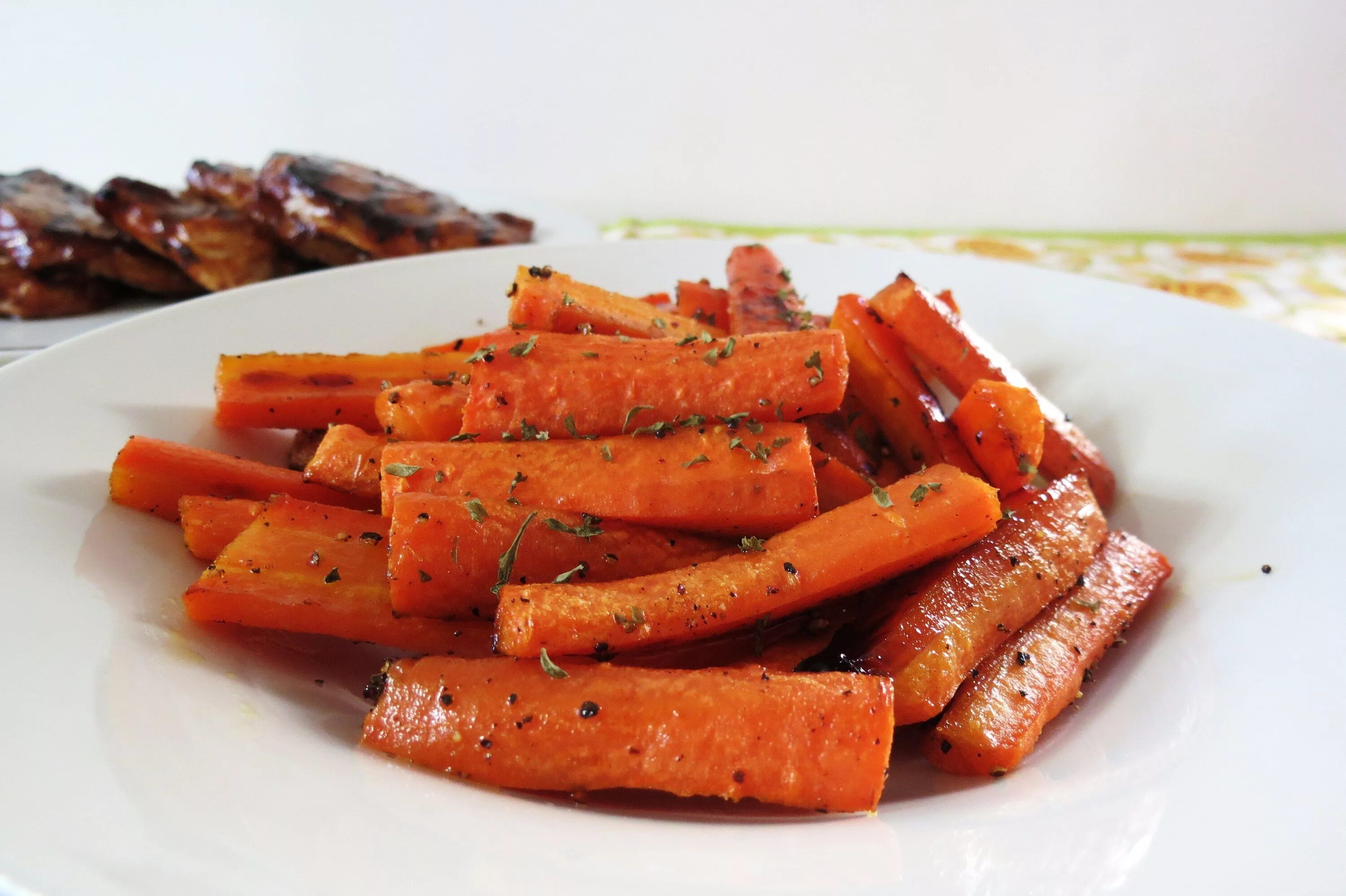Карамелизированная морковь на сковороде рецепт с фото Honey Glazed Roasted Carrots - PB + P Design Рецепт Морковные рецепты, Жареная м