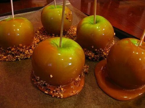 Карамелизированные яблоки фото Pin by Justine :) on food Caramel apples, Caramel, Candy apples