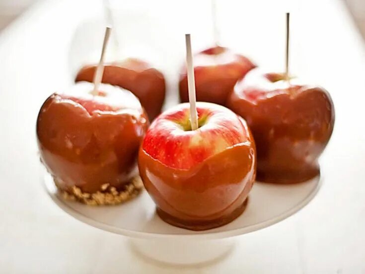 Карамелизированные яблоки фото You don't have to head to a carnival to eat your favorite fair foods. Try making