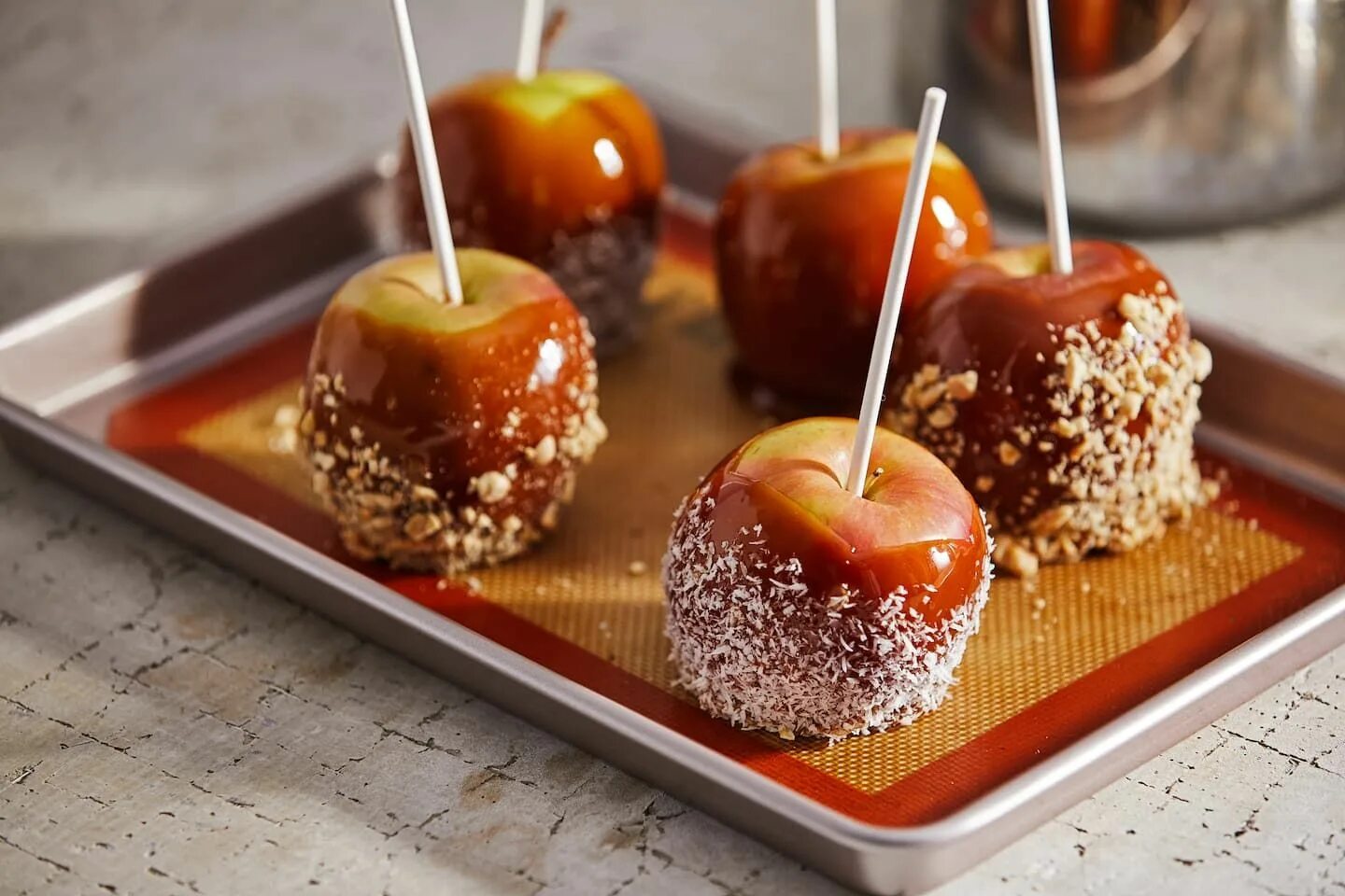 Карамелизированные яблоки фото These caramel apples are all treat, no tricks Caramel apples, Apple recipes, Sav