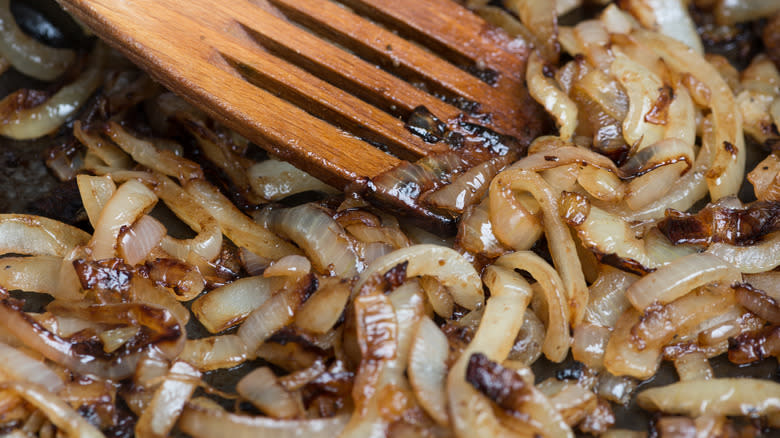 Карамелизованный лук рецепт с фото 13 Mistakes Everyone Makes When Caramelizing Onions