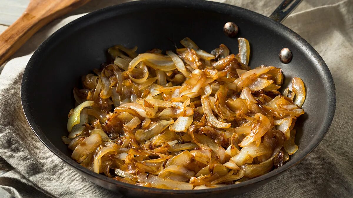 Карамелизованный лук рецепт с фото This Baking Staple Makes Tasty Caramelized Onions in Less Time - Chef's Top Tric