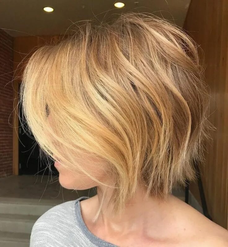Карамельный блонд фото на короткие волосы Sun-Kissed Messy Bob for Fine Hair Bob hairstyles for fine hair, Bob haircut for