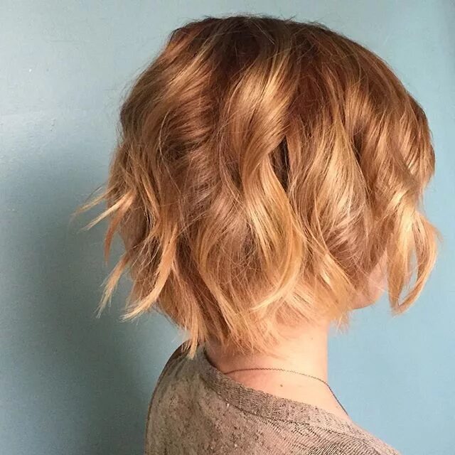 Карамельный блонд фото на короткие волосы Aveda Short wavy haircuts, Strawberry blonde hair color, Short hair styles