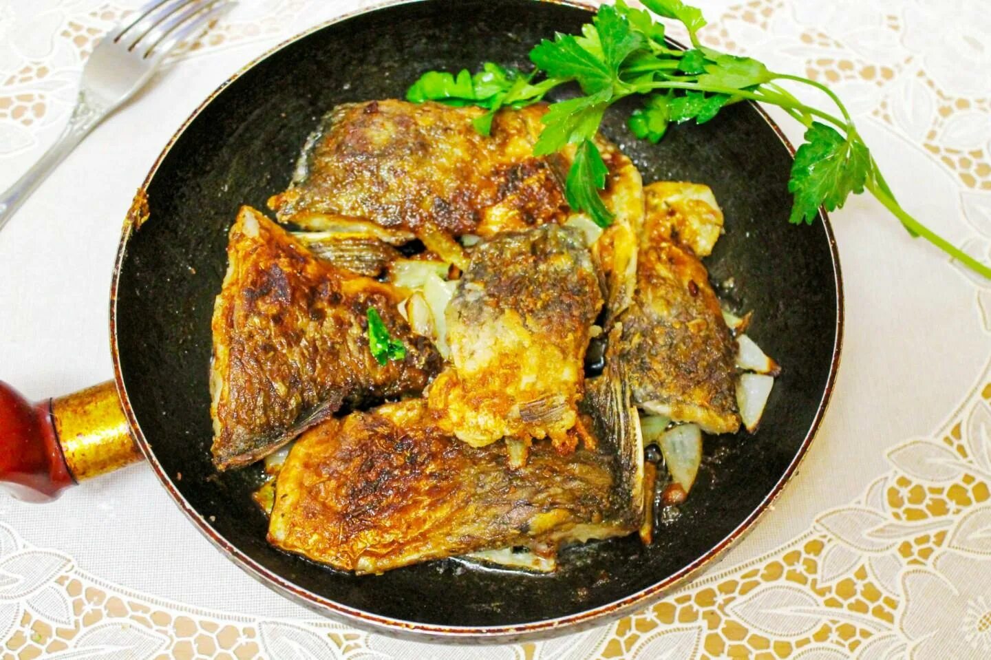 Карась на сковороде рецепт с фото Жареный карась на сковороде в муке рецепт фото пошагово и видео - 1000.menu