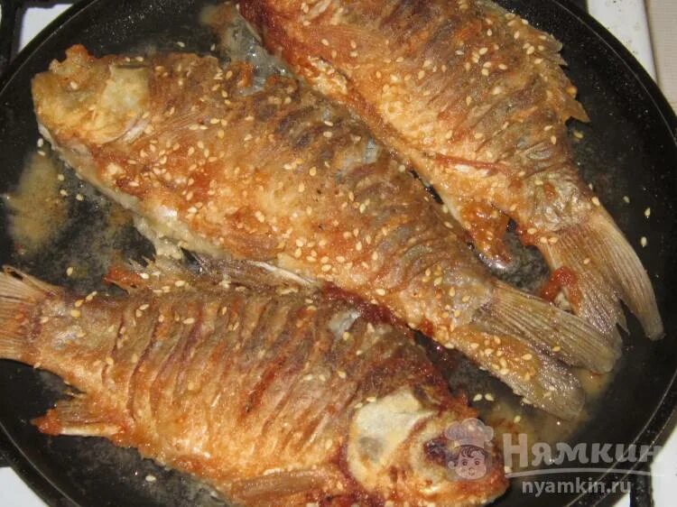 Карась на сковороде рецепт с фото Караси жареные в кунжутной панировке на сковороде рецепт пошаговый с фото - Nyam