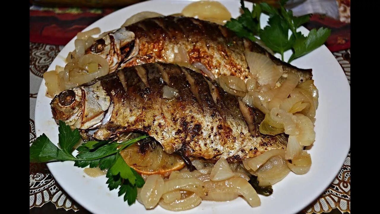 Карась в духовке рецепты с фото целиком Караси запеченные на луковой подушке. - YouTube