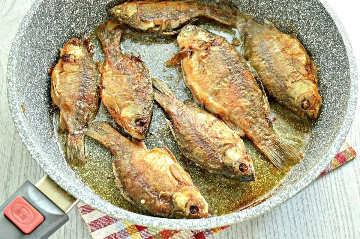 Караси жареные на сковороде фото Если рыбалка не задалась: что можно приготовить из мелкого карася? Рыбалка - рыб
