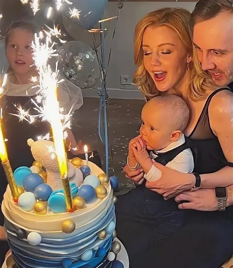 Караулова и черный фото A year ago, Yuliana Karaulova gave birth to a son. Today the couple celebrates t